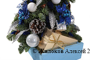 Композиция Подарок под елочкой в кашпо